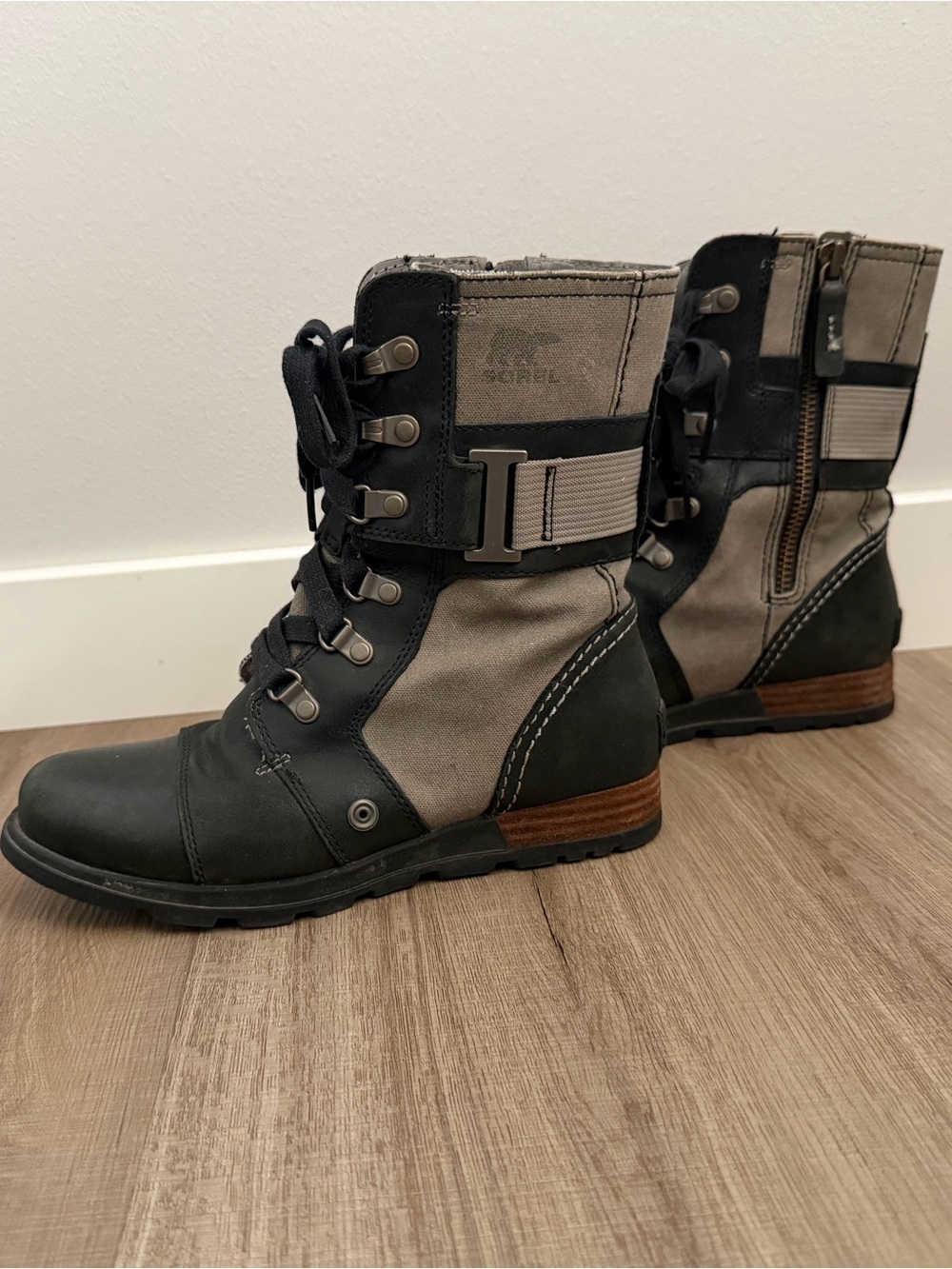 Sorel Major Carly Women’s Black and Tan Lace-Up Combat Boots with Side Zip SZ 6